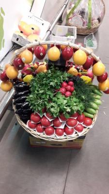 Подарочная корзина с фруктами и овощами на заказ