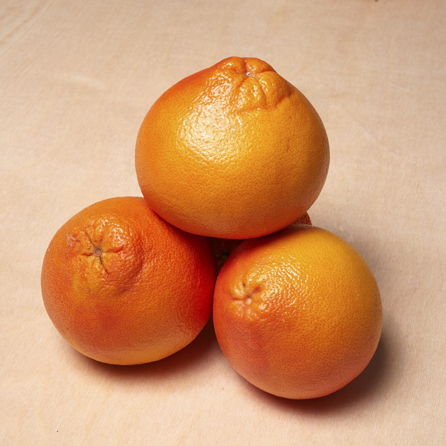 Апельсин грейпфрут как называется. Апельсин это гибрид мандарина и помело. Гибрид апельсина и помело. Цитрус помело и апельсин. Гибрид мандарина и грейпфрута.